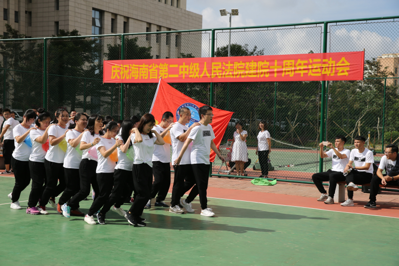 2018年12月4日，为庆祝建院10周年，海南省第二中级人民法院举办主题为“十岁盛诞·同庆同乐”运动会，进一步丰富广大干警职工的法院文化生活，推动机关全民健身活动和群众性文体活动常态化，图为夹气球比赛现场。（罗凤灵 摄）_副本.jpg