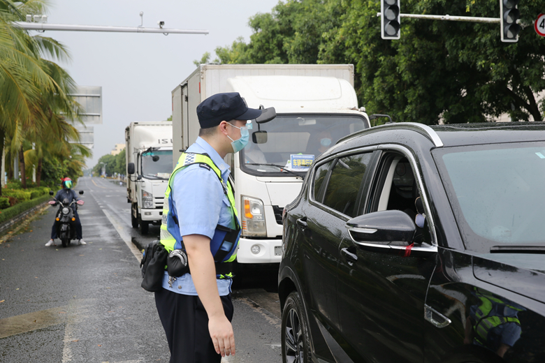 1.值勤法警在卡口查验过往车辆信息。（罗凤灵 摄）_副本.jpg