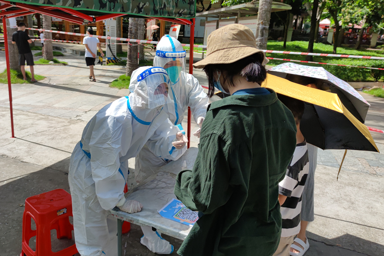 1-5.提醒居民扫码。（夏文武 摄）_副本.jpg