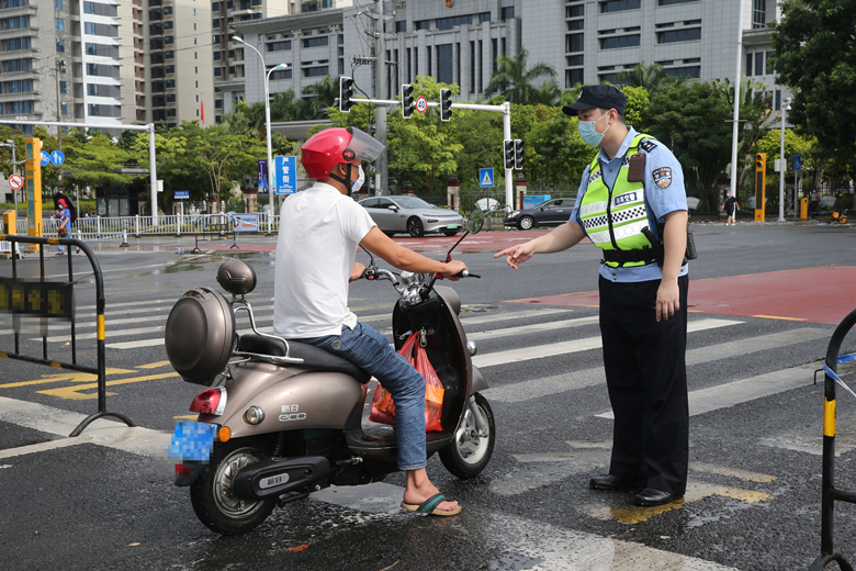 3.陈宁向过往行人发出灵魂三问。（罗凤灵 摄）_副本.jpg