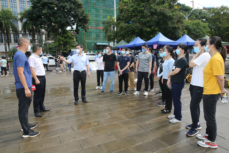 3【选用】20220809  海南二中院院长郑兰清慰问抗疫一线法警和志愿者。（罗凤灵 摄） (264)_副本.jpg