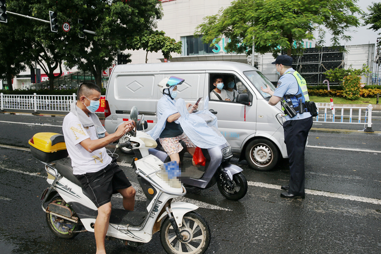 2.值勤法警在查验过往车辆人员信息。（罗凤灵 摄）_副本.jpg